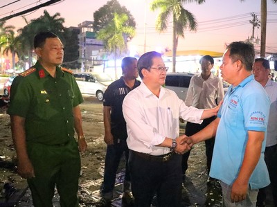 Chủ tịch thành phố Cần Thơ thăm hỏi cơ sở sửa chữa ô tô sau vụ hỏa hoạn