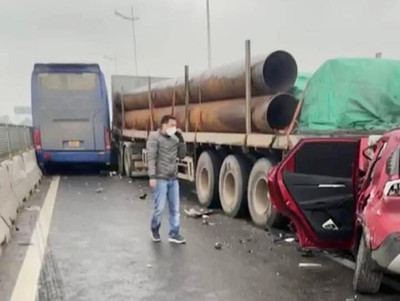 Tai nạn liên hoàn trên cao tốc Nghi Sơn - Diễn Châu, 3 ô tô hỏng nặng