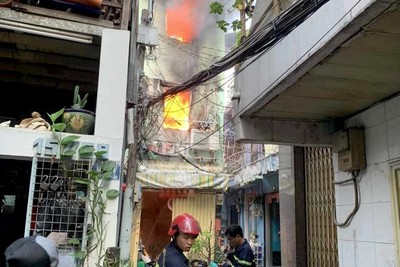 TP.HCM: Nhà 3 tầng trong hẻm bùng cháy dữ dội