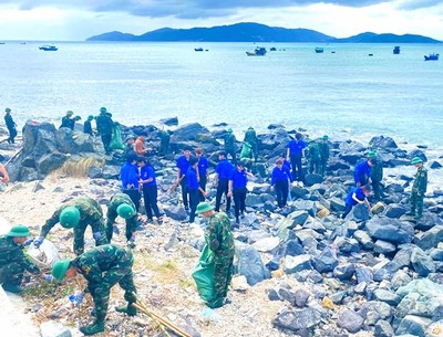 Khánh Hòa: Thanh niên Trường Sĩ quan Thông tin chung tay làm sạch biển