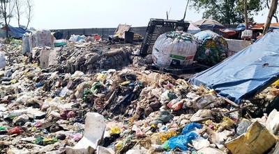 Đồng Nai: Bãi tập kết rác thải gây ô nhiễm môi trường và an toàn giao thông