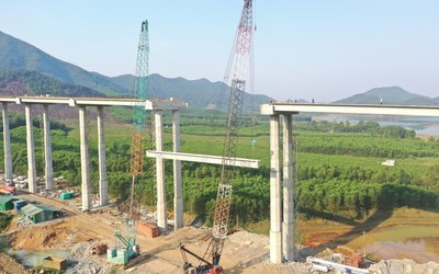 Hợp long cầu cạn có trụ cao nhất cao tốc Diễn Châu - Bãi Vọt