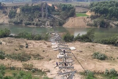 Sập cầu treo qua sông Hiếu ở Nghệ An
