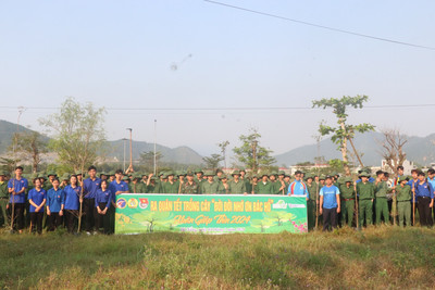 Ra quân tết trồng cây "Đời đời nhớ ơn Bác Hồ" của trường Đại học TDTT Đà Nẵng