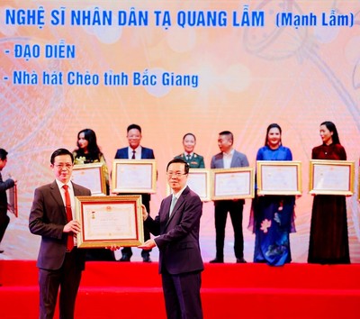 Nghệ sĩ Tạ Quang Lẫm, Giám đốc Nhà hát Chèo Bắc Giang được trao tặng danh hiệu Nghệ sĩ Nhân dân