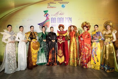 Dàn hậu nhà Sen Vàng trình diễn tại phố đi bộ, giới thiệu 10 bộ áo dài ra thế giới