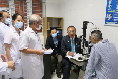 Bệnh viện mắt Hải Phòng tổ chức khám và phẫu thuật miễn phí cho bệnh nhân mắc dịch kính - võng mạc