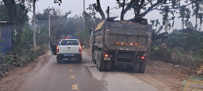 Mê Linh- Hà Nội: Cần kiểm tra, xử lý đoàn xe chở cát gây ô nhiễm môi trường
