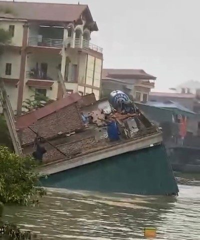 Sạt lở bờ sông Cầu ở Bắc Ninh, nhấn chìm một căn nhà