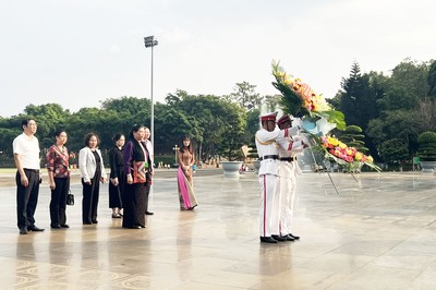 Bà Tòng Thị Phóng viếng thăm Bác Hồ tại Quảng trường Đại Đoàn Kết
