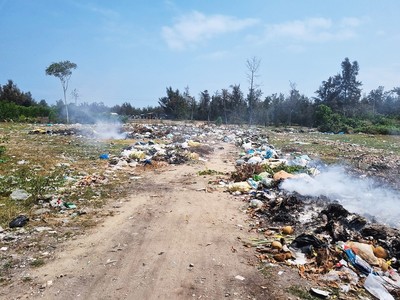 Quảng Ngãi: Bãi đổ rác gây ô nhiễm khu dân cư