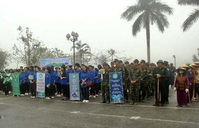 Thanh Hóa: Hơn 300 người ra quân tổng dọn vệ sinh môi trường khu vực hồ Đồng Chiệc