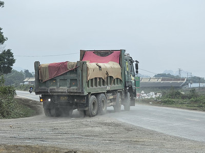 Đội CSGT đường bộ số 2 Hòa Bình quyết liệt xử lý xe chỏ đất rơi vãi