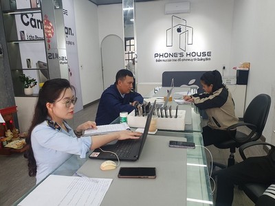 Quảng Bình: Phát hiện 2 cửa hàng kinh doanh điện thoại nhập lậu