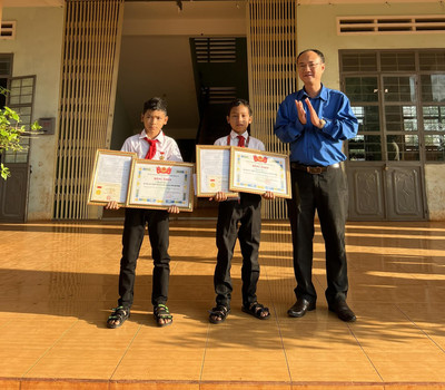 Gia Lai: Trao tặng huy hiệu "Tuổi trẻ dũng cảm" cho 2 học sinh cứu người đuối nước