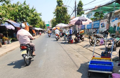 TP.HCM: Đường biến thành… chợ ở xã Xuân Thới Thượng