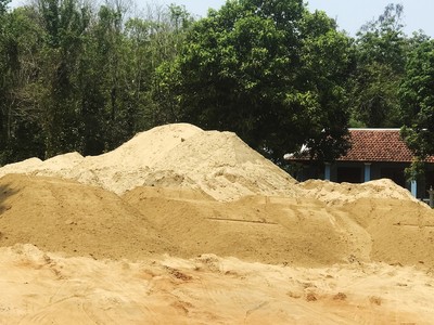 Quảng Ngãi: Bãi chứa cát trái phép gần trụ sở xã Đức Chánh (Bài 2)