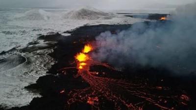 Iceland: Núi lửa Sylingarfell phun cột tro bụi và nham thạch màu cam