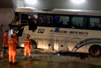 Trung Quốc: Xe buýt đâm vào tường đường hầm, ít nhất 14 người thiệt mạng