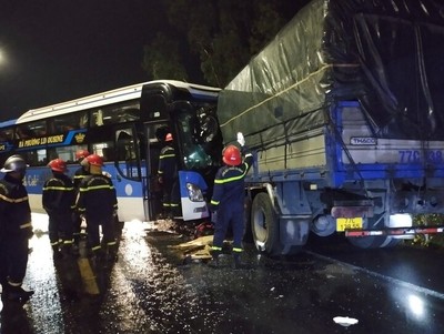 Phú Yên: Tai nạn giữa xe khách và xe tải khiến 8 người thương vong