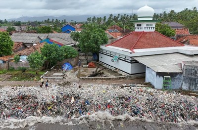 Làng chài Indonesia vật lộn với rác