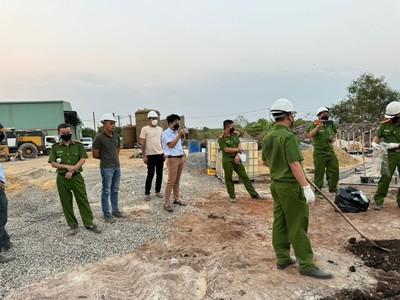 Kiểm tra một DN xử lý môi trường có nghi vấn chôn lấp chất thải nguy hại, thông thường tại Đồng Nai