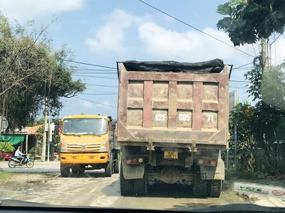 Quảng Ngãi: Xe tải trọng lớn phá nát đường nông thôn