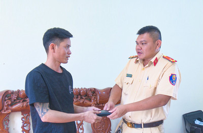 Lâm Đồng: Thượng úy CSGT trao lại tài sản cho du khách đánh rơi