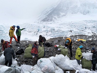 Núi Everest bốc mùi nghiêm trọng, người leo núi phải mang túi đựng chất thải khi quay về