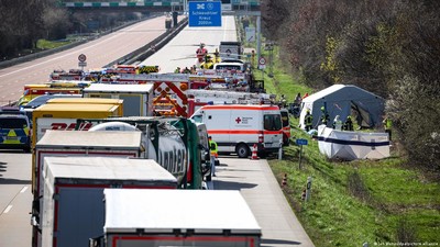 Đức: Xe buýt lao ra khỏi đường cao tốc, ít nhất 5 người thiệt mạng