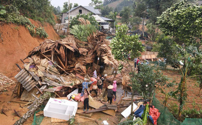 Yên Bái: Dông lốc làm 3 nhà dân sập đổ, 20 nhà tốc mái trên địa bàn Văn Yên