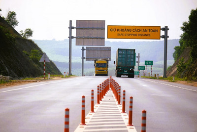 Từ ngày 4/4, yêu cầu cấm xe cỡ lớn trên cao tốc Cam Lộ - La Sơn