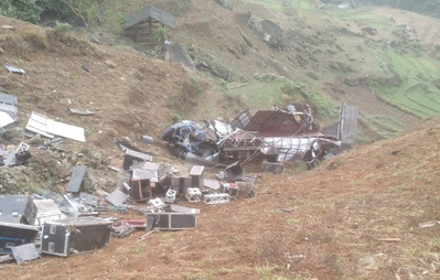 Lào Cai: Ô tô tải mất phanh lao xuống vực sâu, 4 người bị thương