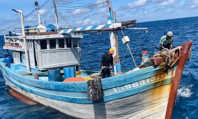 Bình Thuận: Hải quân cứu 8 ngư dân cùng tàu cá trôi dạt trên biển