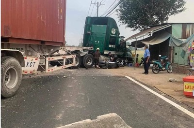 TP.HCM: Container cuốn 3 người đi xe máy vào gầm trên Quốc lộ 22