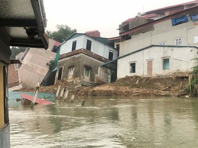 Tiếp tục 5 nhà dân đổ ụp xuống sông Cầu, thành phố Bắc Ninh