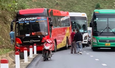 Lào Cai: Tai nạn liên hoàn giữa 3 ô tô khách khiến 1 người tử vong