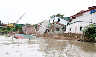 Kịp thời hỗ trợ người dân, hạn chế thiệt hại vụ sạt lở nhà ven sông Cầu