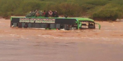 Kenya: 51 hành khách được cứu sống sau khi nước lũ cuốn xe buýt khỏi cầu