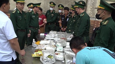 Hà Tĩnh đã bắt giữ hai đối tượng vận chuyển một lượng ma túy lớn từ Lào vào Việt Nam bằng ô tô
