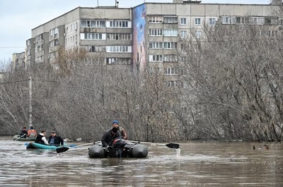 Nga: Vận chuyển hơn 90 tấn hàng cứu trợ người dân vùng lũ lụt bằng máy bay