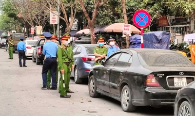 Công an phường Đại Kim (Hoàng Mai-Hà Nội) quyết liệt xử lý xe dừng, đỗ trái phép