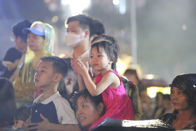 Hàng nghìn người “đội mưa” xem pháo hoa tại Phú Thọ