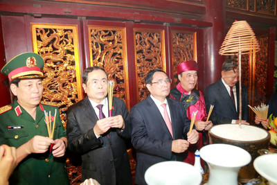 Thủ tướng Phạm Minh Chính tới dự và dâng hương trong ngày Quốc giỗ