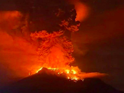 Indonesia cảnh báo sóng thần do núi lửa Ruang phun trào dữ dội