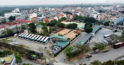 Loạt bãi xe không phép “mọc” trên đất công ở quận Long Biên