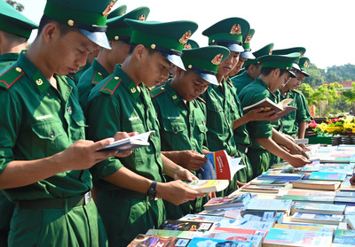 Đưa sách và văn hóa đọc Việt Nam đến với cán bộ, chiến sĩ