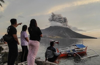 Indonesia: Núi lửa Ruang tiếp tục phun trào, 11.000 người phải sơ tán