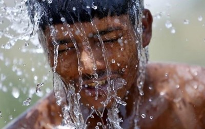 Nắng nóng 45 độ C, Ấn Độ khuyến cáo người dân phòng sốc nhiệt