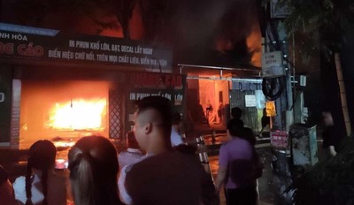 Hà Nội: Cháy lớn tại xưởng in quảng cáo trên đường Phú Diễn